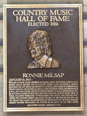 NASHVILLE, TN - 28 Şubat 2025 'te Nashville, Tennessee' deki Country Music Hall of Fame 'de Ronnie Milsap plaketi.