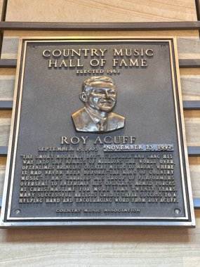 NASHVILLE, TN - 28 Şubat 2025 'te Nashville, Tennessee' deki Country Music Hall of Fame 'de Roy Acuff plaketi.