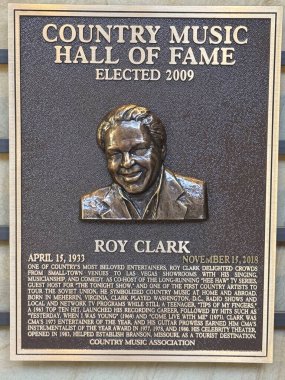 NASHVILLE, TN - 28 Şubat 2025 'te Nashville, Tennessee' deki Country Music Hall of Fame 'de Roy Clark plaketi.