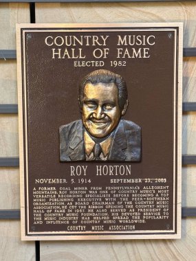 NASHVILLE, TN - 28 Şubat 2025 'te Nashville, Tennessee' deki Country Music Hall of Fame 'de Roy Horton plaketi.