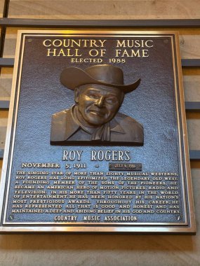 NASHVILLE, TN - 28 Şubat 2025 'te Nashville, Tennessee' deki Country Music Hall of Fame 'de Roy Rogers plaketi.