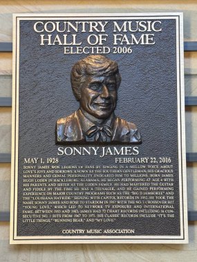 NASHVILLE, TN - 28 Şubat 2025 'te Nashville, Tennessee' deki Country Music Hall of Fame 'de Sonny James plaketi.