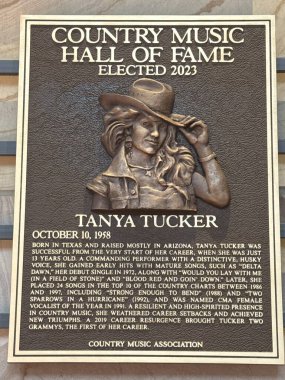 NASHVILLE, TN - 28 Şubat 2025 'te Nashville, Tennessee' deki Country Music Hall of Fame 'de Tanya Tucker plaketi.