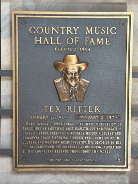 NASHVILLE, TN - 28 Şubat 2025 'te Nashville, Tennessee' deki Country Music Hall of Fame 'de Tex Ritter plaketi.