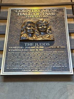 NASHVILLE, TN - 28 Şubat 2025 'te Nashville, Tennessee' deki Country Music Hall of Fame ve Museum 'daki Judds plaketi.