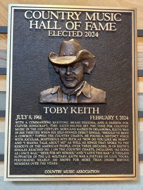 NASHVILLE, TN - 28 Şubat 2025 'te Nashville, Tennessee' deki Country Music Hall of Fame 'de Toby Keith plaketi.