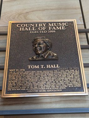 NASHVILLE, TN - 28 Şubat 2025 'te Nashville, Tennessee' deki Country Music Hall of Fame 'de Tom T Hall plaketi.