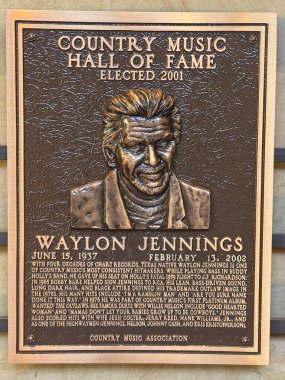 NASHVILLE, TN - 28 Şubat 2025 'te Nashville, Tennessee' deki Country Music Hall of Fame 'de Waylon Jennings plaketi.