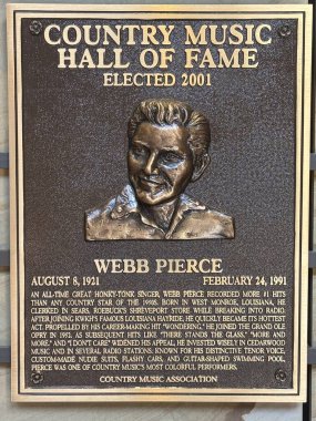 NASHVILLE, TN - 28 Şubat 2025 'te Nashville, Tennessee' deki Country Music Hall of Fame 'de Webb Pierce plaketi.