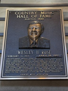 NASHVILLE, TN - 28 Şubat 2025 'te Nashville, Tennessee' deki Country Music Hall of Fame 'de Wesley H Jones plaketi.