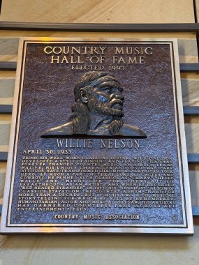 NASHVILLE, TN - 28 Şubat 2025 'te Nashville, Tennessee' deki Country Music Hall of Fame 'de Willie Nelson plaketi.