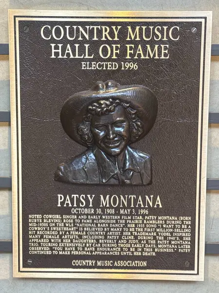 NASHVILLE, TN - 28 Şubat 2025 'te Nashville, Tennessee' deki Country Music Hall of Fame 'de Patsy Montana plaketi.