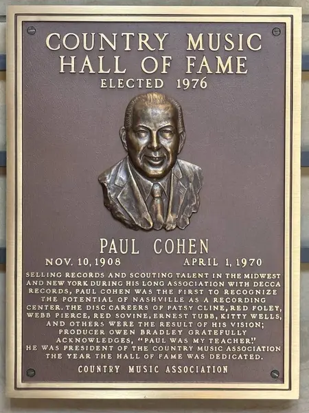 NASHVILLE, TN - 28 Şubat 2025 'te Nashville, Tennessee' deki Country Music Hall of Fame 'de Paul Cohen plaketi.