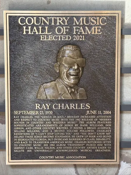 NASHVILLE, TN - 28 Şubat 2025 'te Nashville, Tennessee' deki Country Music Hall of Fame 'de Ray Charles plaketi.