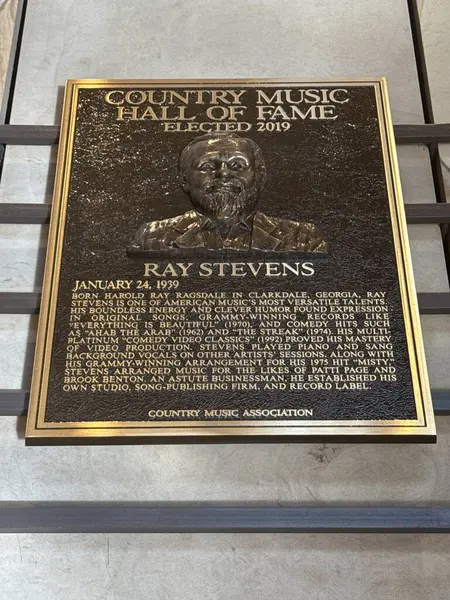 NASHVILLE, TN - 28 Şubat 2025 'te Nashville, Tennessee' deki Country Music Hall of Fame 'de Ray Stevens plaketi.