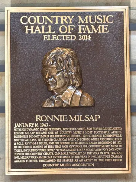 NASHVILLE, TN - 28 Şubat 2025 'te Nashville, Tennessee' deki Country Music Hall of Fame 'de Ronnie Milsap plaketi.