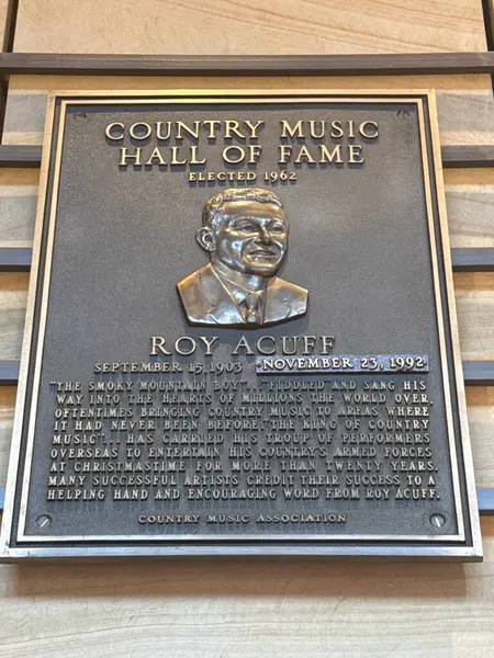 NASHVILLE, TN - 28 Şubat 2025 'te Nashville, Tennessee' deki Country Music Hall of Fame 'de Roy Acuff plaketi.