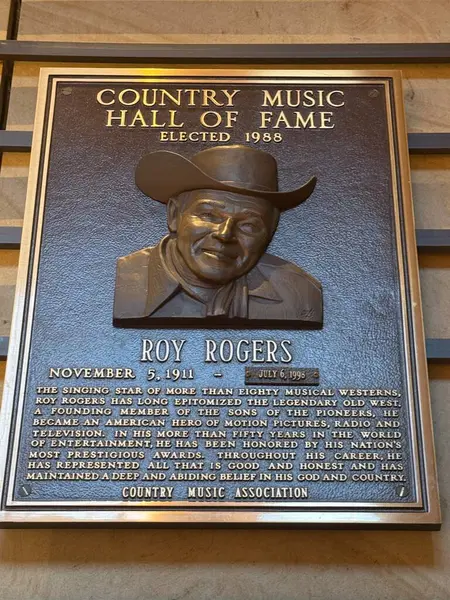 NASHVILLE, TN - 28 Şubat 2025 'te Nashville, Tennessee' deki Country Music Hall of Fame 'de Roy Rogers plaketi.