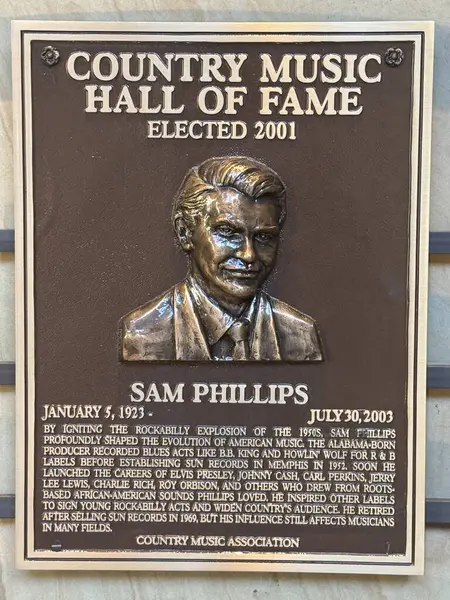 NASHVILLE, TN - 28 Şubat 2025 'te Nashville, Tennessee' deki Country Music Hall of Fame 'de Sam Phillips plaketi.