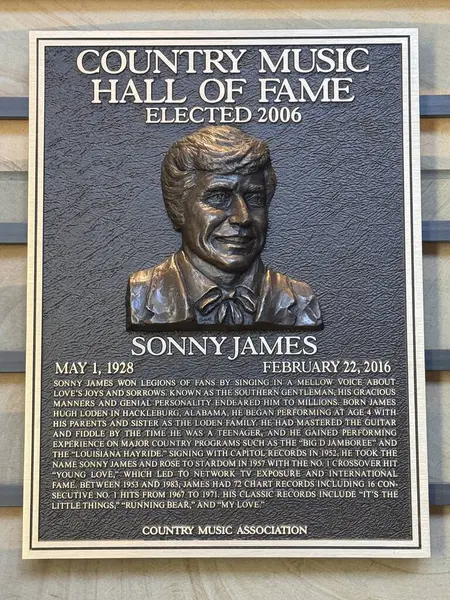 NASHVILLE, TN - 28 Şubat 2025 'te Nashville, Tennessee' deki Country Music Hall of Fame 'de Sonny James plaketi.