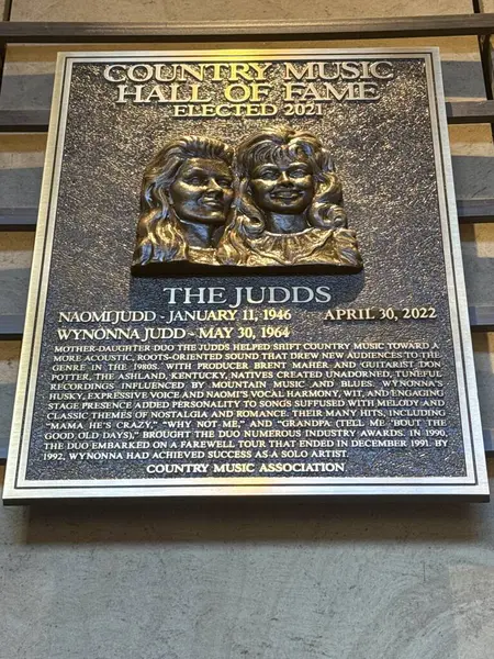 NASHVILLE, TN - 28 Şubat 2025 'te Nashville, Tennessee' deki Country Music Hall of Fame ve Museum 'daki Judds plaketi.