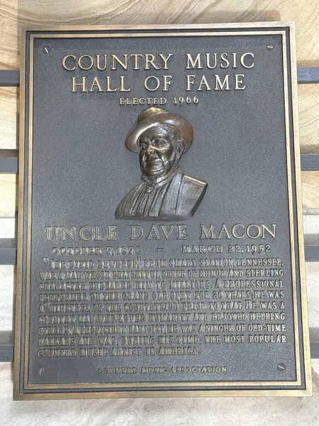 NASHVILLE, TN - 28 Şubat 2025 'te Nashville, Tennessee' deki Country Music Hall of Fame ve Museum 'da Dave Macon Amca plaketi.