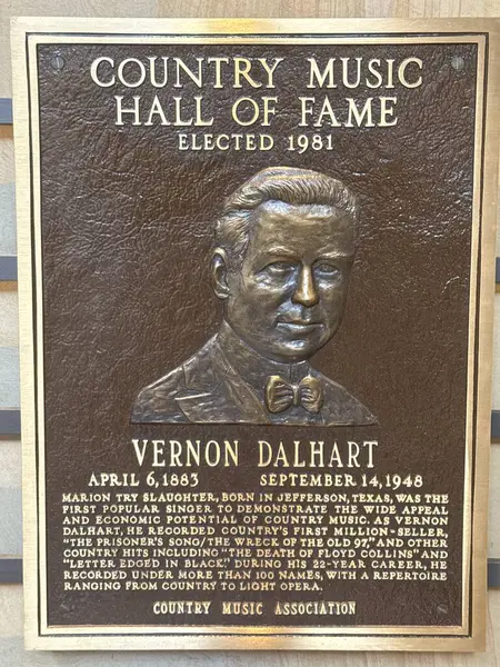 NASHVILLE, TN - 28 Şubat 2025 'te Nashville, Tennessee' deki Country Music Hall of Fame 'de Vernon Dalhart plaketi.