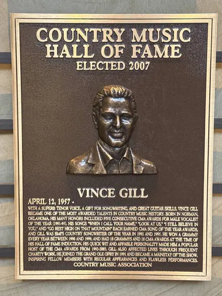 NASHVILLE, TN - 28 Şubat 2025 'te Nashville, Tennessee' deki Country Music Hall of Fame 'de Vince Gill plaketi.