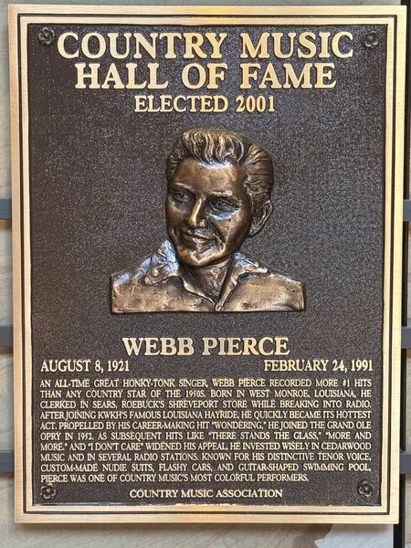 NASHVILLE, TN - 28 Şubat 2025 'te Nashville, Tennessee' deki Country Music Hall of Fame 'de Webb Pierce plaketi.
