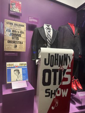 NASHVILLE, TN - 28 Şubat 2025 'te Nashville, Tennessee' deki Ulusal Afro-Amerikan Müzik Müzesi 'nde bir Ulusal Çalgı Altında Sergi.