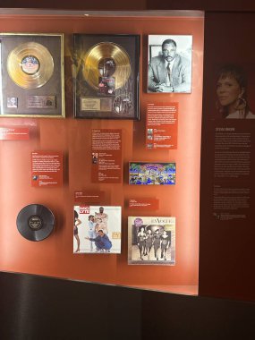 NASHVILLE, TN - 28 Şubat 2025 'te Nashville, Tennessee' deki Ulusal Afro-Amerikan Müzik Müzesi 'nde bir Ulusal Çalgı Altında Sergi.