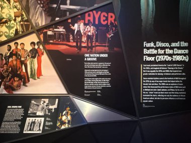 NASHVILLE, TN - 28 Şubat 2025 'te Nashville, Tennessee' deki Ulusal Afro-Amerikan Müzik Müzesi 'nde bir Ulusal Çalgı Altında Sergi.