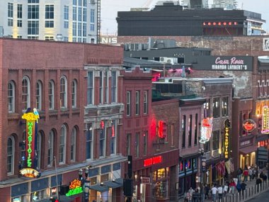 NASHVILLE, TN - 2 Mart 2025 'te Nashville, Tennessee' deki Broadway Caddesi.