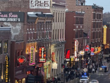 NASHVILLE, TN - 2 Mart 2025 'te Nashville, Tennessee' deki Broadway Caddesi.