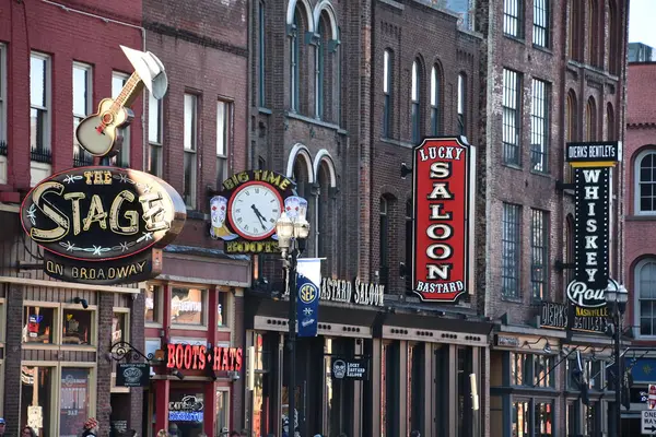 Nashville, Tennessee 'de Broadway, 2 Mart 2025' te görüldüğü gibi..