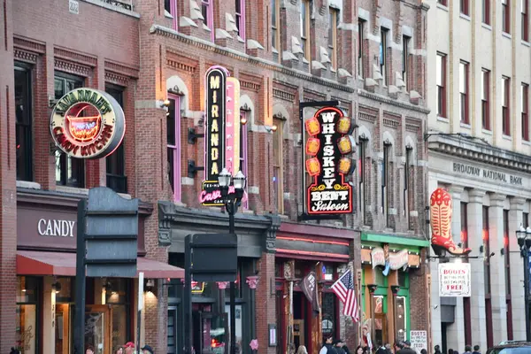 Nashville, Tennessee 'de Broadway, 2 Mart 2025' te görüldüğü gibi..