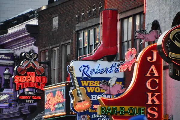 Nashville, Tennessee 'de Broadway, 2 Mart 2025' te görüldüğü gibi..