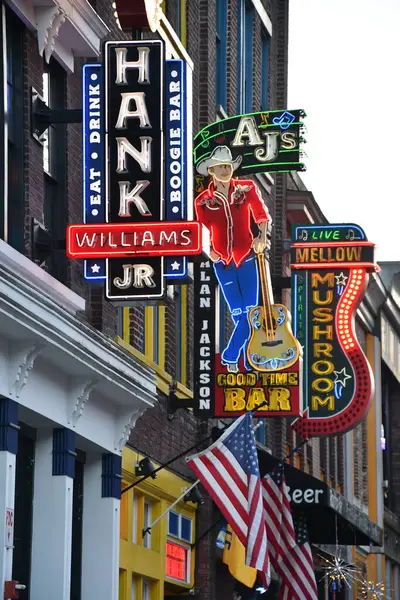 Nashville, Tennessee 'de Broadway, 2 Mart 2025' te görüldüğü gibi..