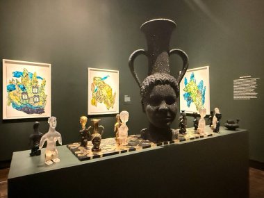 NaSHVILLE, TN - 2 Mart 2025 'te Tennessee' deki Frist Art Museum 'da Ceset Taşımacılık Sergisi.