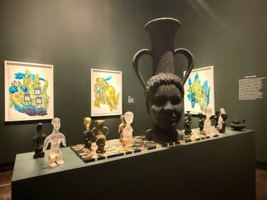 NaSHVILLE, TN - 2 Mart 2025 'te Tennessee' deki Frist Art Museum 'da Ceset Taşımacılık Sergisi.