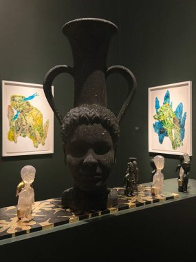 NaSHVILLE, TN - 2 Mart 2025 'te Tennessee' deki Frist Art Museum 'da Ceset Taşımacılık Sergisi.