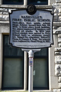 NASHVILLE, TN - 3 Mart 2025 'te Nashville, Tennessee' de görülen Nashvilles Birinci Devlet Okulu tarihi işareti.