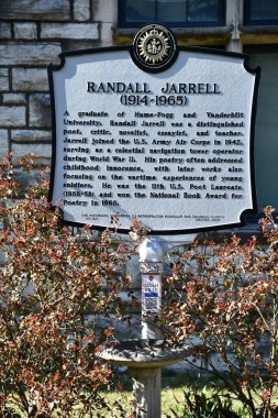 3 Mart 2025 'te Nashville, Tennessee' de görülen Randall Jarrell tarihi işareti..