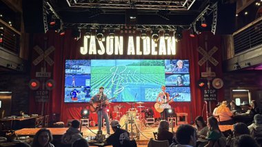 3 Mart 2025 'te Nashville, Tennessee' deki Jason Aldean 'ın Mutfağı + Çatı Üstü Bar.