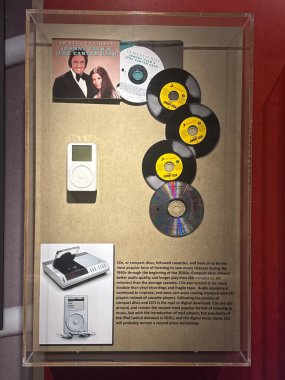 3 Mart 2025 'te Nashville, Tennessee' deki Johnny Cash Müzesi 'nde sergi açıldı..