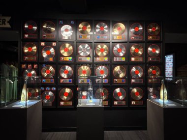 3 Mart 2025 'te Nashville, Tennessee' deki Johnny Cash Müzesi 'nde sergi açıldı..