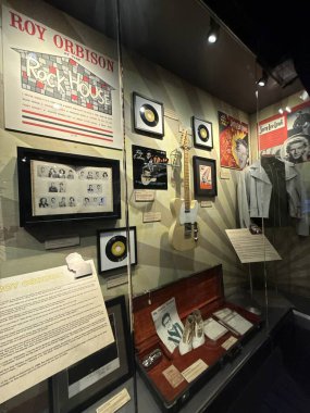 3 Mart 2025 'te Nashville, Tennessee' deki Johnny Cash Müzesi 'nde sergi açıldı..