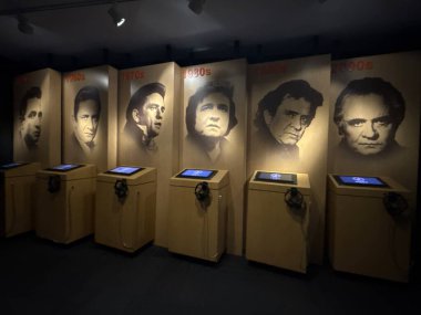 3 Mart 2025 'te Nashville, Tennessee' deki Johnny Cash Müzesi 'nde sergi açıldı..