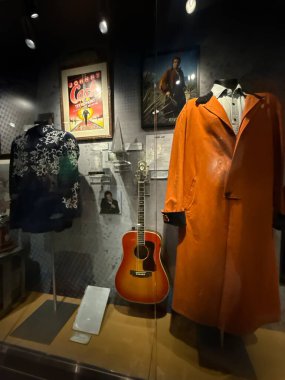 3 Mart 2025 'te Nashville, Tennessee' deki Johnny Cash Müzesi 'nde sergi açıldı..