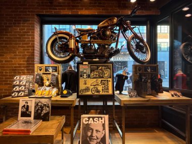 NASHVILLE, TN - 3 Mart 2025 'te Nashville, Tennessee' deki Johnny Cash Müzesinde Hediye Dükkanı.